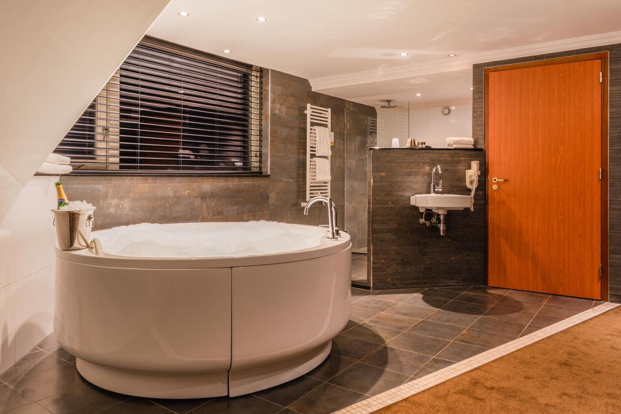 Nieuw-Amsterdam Van Der Valk Hotel Emmen מראה חיצוני תמונה