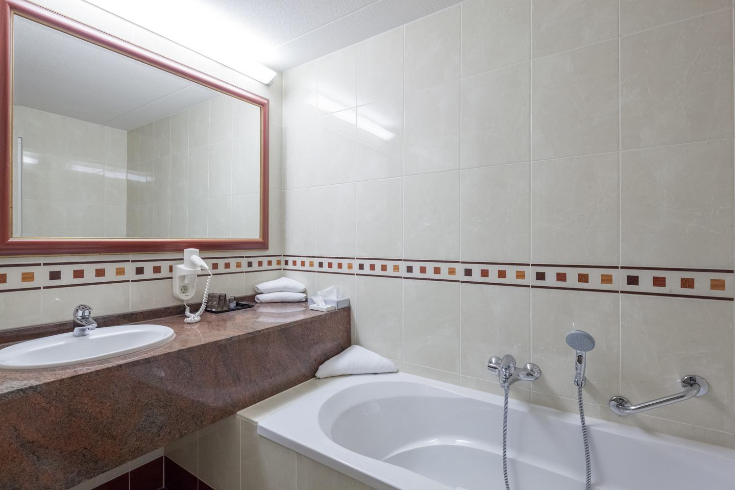 Nieuw-Amsterdam Van Der Valk Hotel Emmen מראה חיצוני תמונה